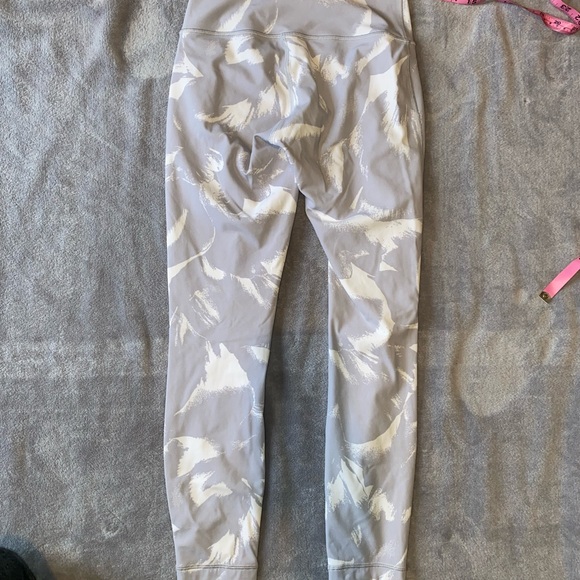 *SOLD* Lululemon Wonder Under 4 - Picture 2 of 6